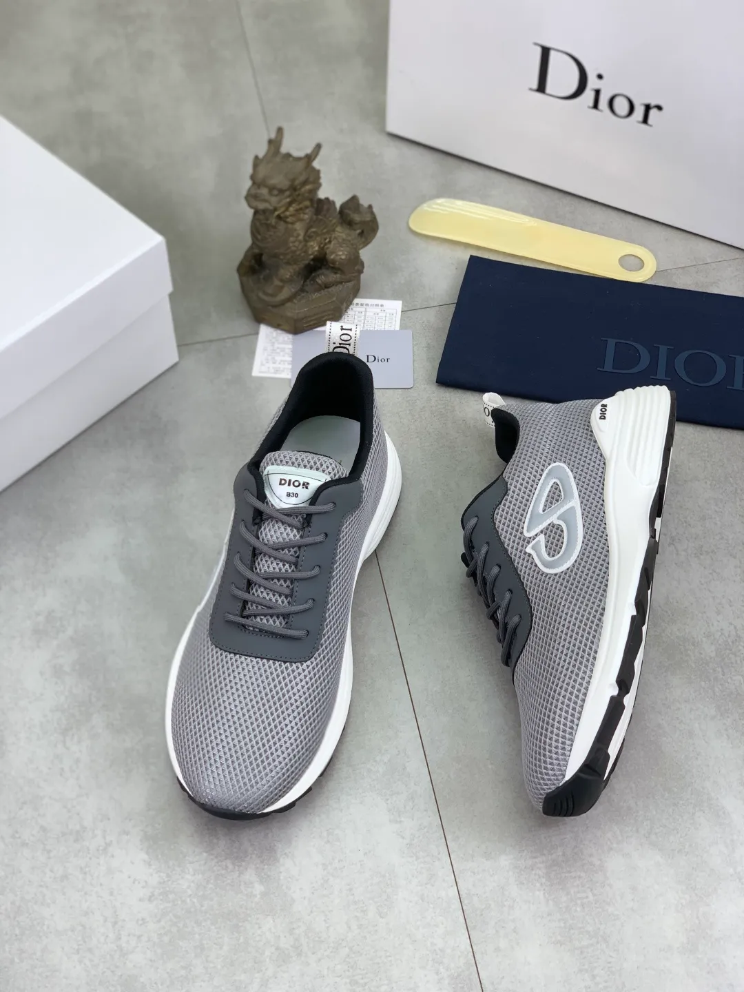 Men's Men's Shoes 💰P420 New Dior Chrono Fly Knit Shoes 2025 New B30 Series, in white and black fly knit series. Both sides are decorated with computer-printed CD logo, star patch on the tongue and Dior logo on the heel. Many details highlight the style. The interior is matched with the original color matching mesh, and the interior of the body is supported by low-temperature shaping sheets, and is filled with light feather cotton to keep the interior full and soft against the feet. The exclusive open-molded outsole adopts a one-piece molding process, so there is no need to worry about problems such as the opening and falling of sole decorative accessories. It is light and comfortable to wear, yet strong and wear-resistant. The two-color shoelaces are accessorized with exquisite metal five-pointed star pendants, creating a high-end, trendy and casual look at all times. Color: white black gray blue code number: 38-44